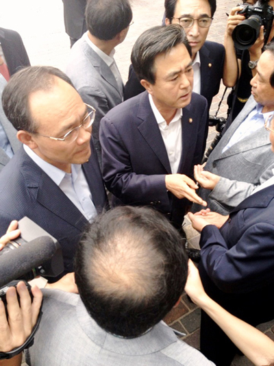협의체 소속 충청권 의원들이 삼성그룹 인사의 면담을 요구하자 삼성중공업 임원들이 막아서고 있다.