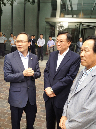 성완종 국회의원이 삼성중공업 임원들에게 삼성그룹 관계자의 면담을 요구하고 있지만 묵묵부답하고 있다.