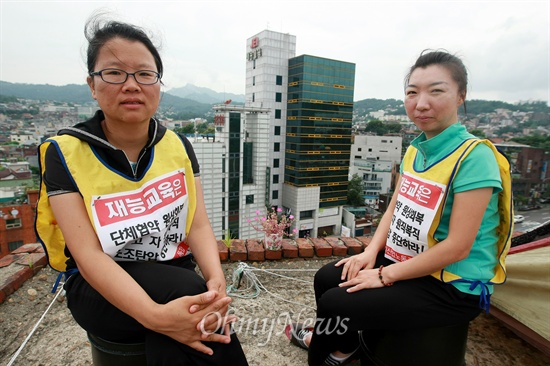  전국학습지산업노조 재능교육지부 오수영, 여민희 조합원이 23일 오전 서울 종로구 혜화동성당 종탑위에서 천막농성을 벌이고 있다. '해고자 원직복직' '단체협약 원상회복' '노조탄압 중단' 등을 요구하는 이들의 종탑 고공농성은 오는 24일로 200일을 맞이한다. 