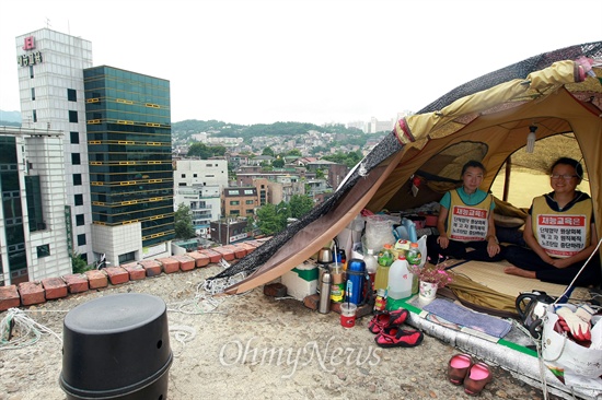 종탑농성 200일 앞둔 재능교육 노동자들 전국학습지산업노조 재능교육지부 여민희, 오수영 조합원이 23일 오전 서울 종로구 혜화동성당 종탑위에서 천막농성을 벌이고 있다. '해고자 원직복직' '단체협약 원상회복' '노조탄압 중단' 등을 요구하는 이들의 종탑 고공농성은 오는 24일로 200일을 맞이한다.