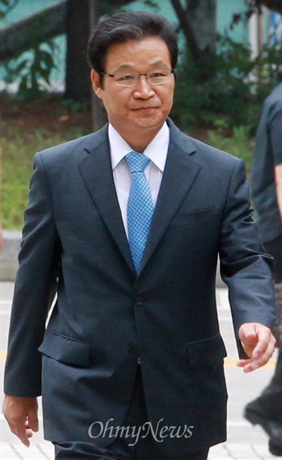 김용판 전 서울지방경찰청장. 사진은 지난 8월 23일 서울중앙지방법원에서 열린 첫 공판에 출석하기 위해 법원으로 들어서고 있는 모습.