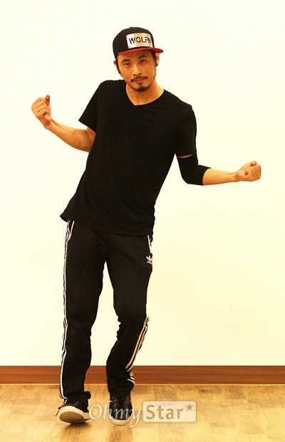나는 댄서다 그룹 신화의 안무를 담당하는 댄스팀의 박용규씨가 11일 오후 서울 논현동의 한 연습실에서 <2013 신화 그랜드 투어 "더 클래식" 인 도쿄> 콘서트를 앞두고 시범을 보이고 있다. 