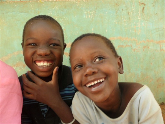  아프리카 케냐 가르센 지역의 아이들의 미소 