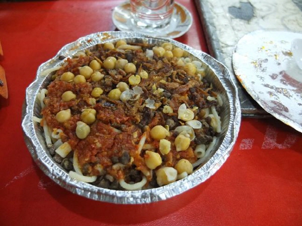각종 야채와 면, 토마토를 섞어 만든 이집트의 대표음식 쿠사리