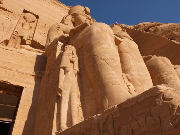 람세스 2세와 왕비의 모습