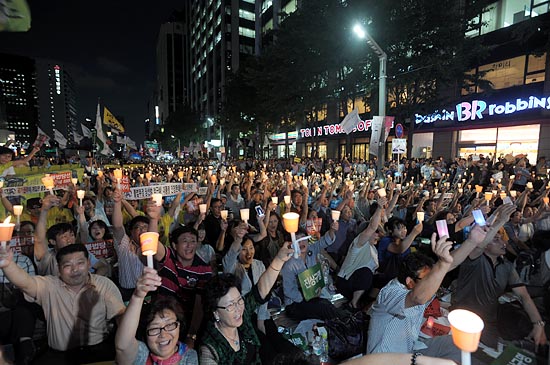 23일 오후 서울 청계광장에서 개최된 제9차 범국민촛불대회에서 참가자들이 촛불을 밝히며 국정원의 대선개입을 규탄 하고 있다.