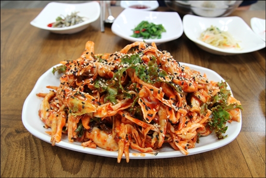  맛조개무침은 튼실한 조갯살 때문인지 식감이 유난히 도드라진다. 
