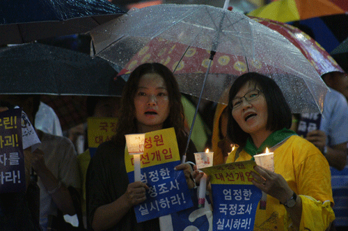 촛불을 들고 대구시국대회에 참석한 시민들.