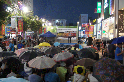 우천에 열린 대구시국대회, 우산을 쓰고서 열심히 집회에 참석하고 있는 시민들의 모습.