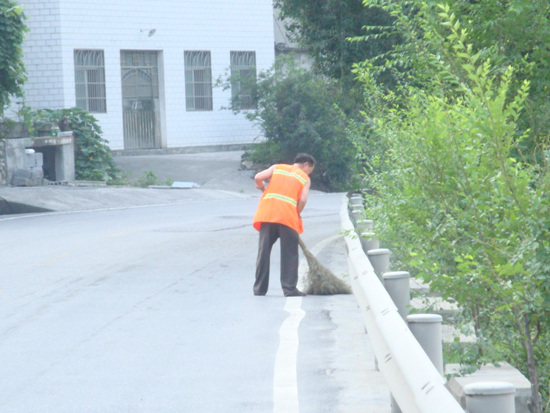 구간별로 도로를 매일같이 쓸고 있는 중국 청소원
