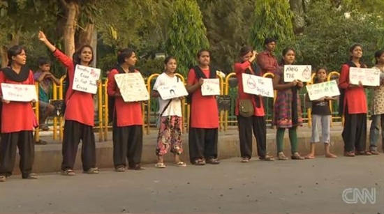 지난 14일(현지시간) CNN은 인도의 10대 소녀들로 구성된 자경단 '레드 브리게이드'를 소개했다. 