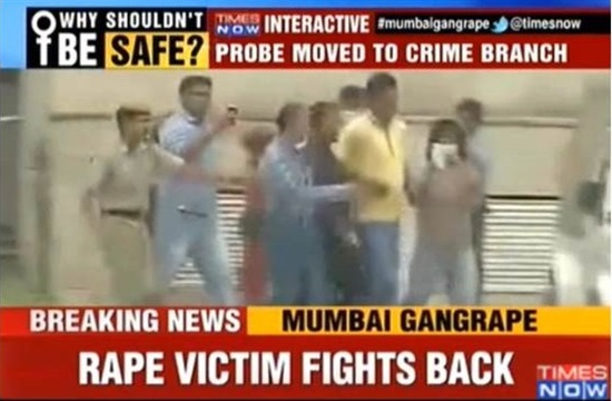 22일(현지시간) 인도 뭄바이에서 한 여성 사진기자가 취재도중 집단 성폭행 당하는 사건이 발생했다. 사진은 5명의 용의자 중 한 명이 체포돼 경찰 차량에 호송되는 모습을 보도하는 현지 언론. 