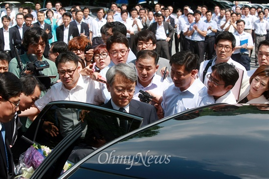 임기 1년 7개월을 남겨두고 돌연 사의를 표명한 양건 감사원장의 이임식이 26일 오전 서울 종로구 삼청동 감사원에서 열렸다. 이임식을 마친 양건 감사원장이 쏟아지는 기자들의 질문을 뒤로하고 승용차에 타고 있다.