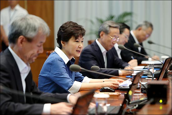 박근혜 대통령이 26일 청와대에서 열린 수석비서관회의에서 모두발언을 하고 있다.