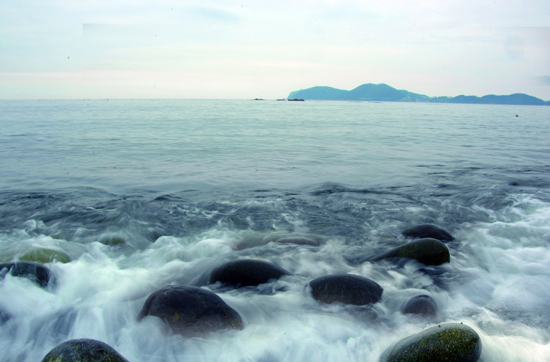 거제 학동흑진주몽돌해변의 몽돌 구르는 소리. 이 소리는 2001년 환경부가 선정한 '한국의 아름다운 소리 100선'에 선정되기도 했다.