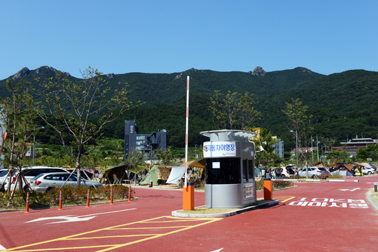 야영장 학동자동차야영장 입구. 뒤로는 거제 10대 명산 중 하나인 노자산이 보인다.