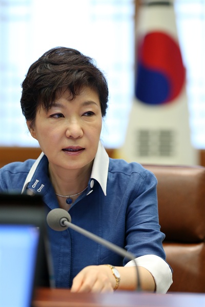 박근혜 대통령은 26일 청와대 수석비서관회의를 주재하면서 "국정원 개혁은 이미 시작됐다"고 언급해 민생 논의를 회담의 전제 조건으로 제시했다. 