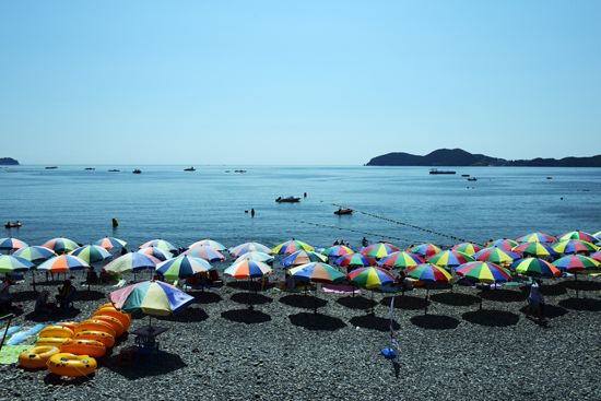 지난여름 뜨거움을 발산했던 거제 학동흑진주몽돌해변. 학동자동차야영장 바로 옆에 위치해 있다.