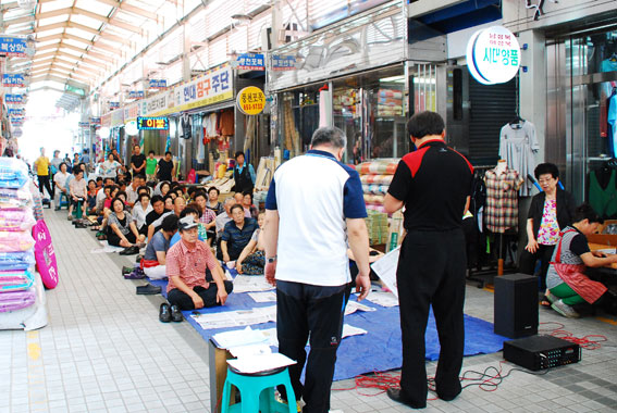 지난 8월 22일 안동중앙신시장에서 신시장비대위는 시장상인들을 대상으로 설명회를 개최했다