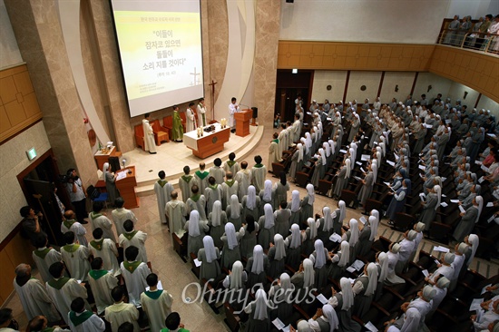 한국천주교 수도자 4502명 시국선언 한국천주교 수도자 4502명이 참여한 시국선언이 지난 달 26일 오후 서울 마포구 신수동 예수회센터에서 한국남자수도회·사도생활단 장상협의회, 한국천주교 여자수도회 장상연합회 주최로 열렸다.