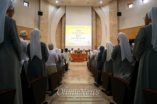 한국천주교 수도자 4502명이 참여한 시국선언이 지난 달 26일 오후 서울 마포구 신수동 예수회센터에서 한국남자수도회·사도생활단 장상협의회, 한국천주교 여자수도회 장상연합회 주최로 열렸다.
