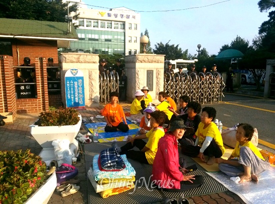  밀양 송전탑 공사에 반대하던 김정회 위원장이 밀양경찰서에 연행되어 조사를 받고 있는 속에, 주민 30여명은 경찰서 앞에서 26일부터 27일 사이 밤샘 농성하며 석방을 요구했다.