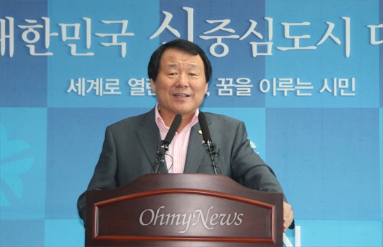  2014년 지방선거 불출마를 선언한 염홍철 대전시장.