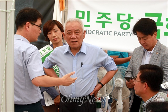천막당사에 도착한 김한길 대표가 회견에 앞서 당직자들과 이야기를 나누고 있다.