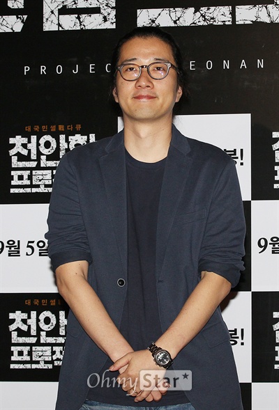   27일 오후 서울 코엑스 메가박스에서 열린 다큐멘터리 <천안함 프로젝트> 시사회에서 백승우 감독이 포토타임을 갖고 있다. 