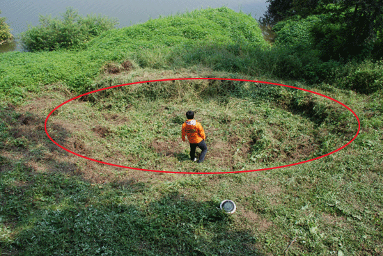 김성중 활동가가 성곽 주변에 생긴 웅덩이에 들어가봤다.