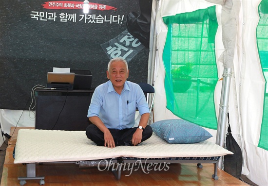 김한길 민주당 대표는 지난 8월 27일 오후 서울시청 앞 서울광장에 설치된 천막당사에서 국정원 대선개입 사건의 진상규명을 촉구하며 24시간 노숙 농성을 시작했다. 