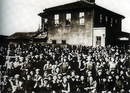 1945년 해방 후 항구에서 귀국선을 기다리는 전라북도 여자 근로정신대 대원들. (2003년 독립기념관·한국독립운동사연구소 특별기획전 사진자료)