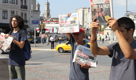 < 이스탄불의 유일한 거리신문 판매자. 진실을 시민들에게 알리고 싶어서 3년 전부터  거리 신문판매를 시작한 하산 오르타테페 씨(가운데). >