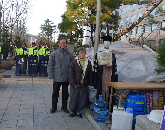 7년째 천막생활을 하고 있는 김영곤 교수와 김동애 교수의 지난 겨울 모습