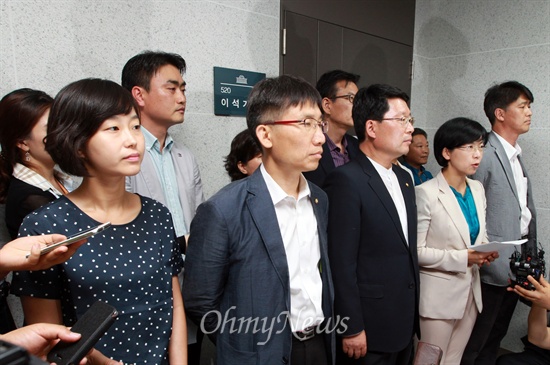 통합진보당 이정희 대표를 비롯한 오병윤, 이상규, 김재연 의원이이 28일 오전 서울 여의도 국회 이석기 통합진보당 의원 사무실 앞에서 긴급 기자회견을 열고 '내란예비음모혐의'에 대한 압수수색을 규탄하고 있다.
이날 이 대표는 "국정원의 범죄행각에 대한 진실이 드러나고 박근혜 대통령이 책임지라는 촛불 저항이 거세지자 촛불시위를 잠재우기 위한 공안탄압이다"며 "정당해산을 들먹이면서 진보세력을 말살시키려고 했던 집권세력의 정권유지전략이다"고 말했다.