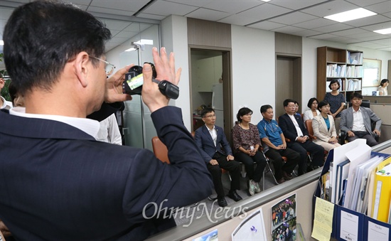  통합진보당 이정희 대표를 비롯한 오병윤, 이상규, 김재연 의원이 28일 오전 서울 여의도 국회 이석기 통합진보당 의원 사무실에서 국가정보원 직원들의 '내란예비음모혐의'에 대한 압수수색을 반대하며 대치를 벌이자, 한 국가정보원 직원이 카메라로 이를 기록하고 있다.
