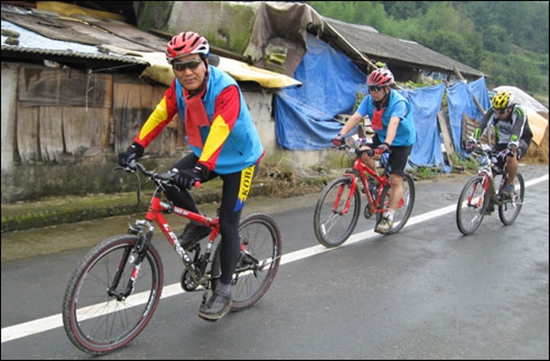 지난 2008년 추석연휴(9. 22~26) 동안 대운하의 필요성 홍보를 위해 '한반도 큰물길 자전거 탐방'을 진행했던 당시 이재오 의원의 모습. 