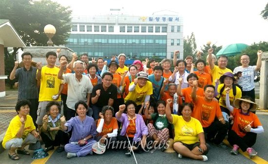  밀양 송전탑 반대에 나섰다가 업무방해 혐의로 구속영장이 청구되었던 김정회 위원장이 법원에서 기각된 뒤 28일 오후 밀양경찰서를 나와 주민들과 사진을 찍었다.