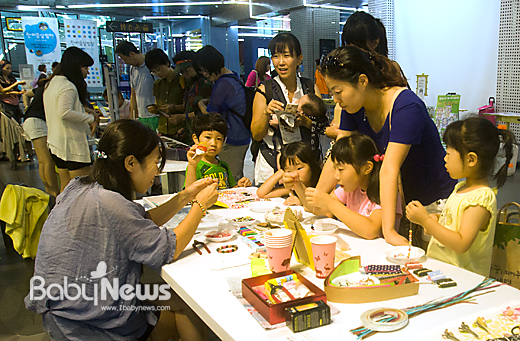 매월 둘째 주 주말에 열리는 한마음살림장 생활문화장터 아트마켓에서 아이들이 수공예 체험을 즐기고 있다. 