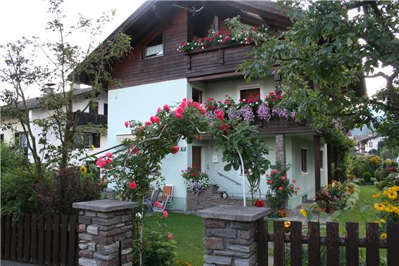호텔 주변 마을의 집들은 꽃으로 단장한 정원을 자랑했다.
그곳 사람들의 수준을 짐작하게 해주는 풍경이었다.