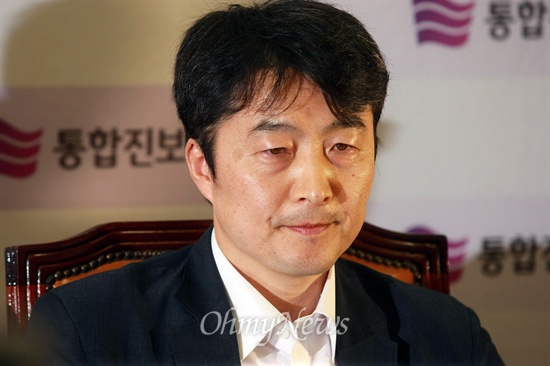 내란예비음모 혐의 부인하는 이석기 의원 내란예비음모 혐의를 받고 있는 이석기 통합진보당 의원이 29일 오전 서울 여의도 국회에서 열린 최고위원·의원단 연석회의에 참석하고 있다. 이 의원은 국정원이 제기한 모든 혐의를 부인하며 "국정원이 유사 이래 있은 적 없는 엄청난 탄압책동을 강제하고 있다"고 주장했다.