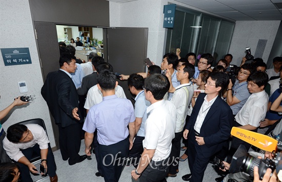 내란 음모와 국가보안법 위반 혐의를 받고 있는 이석기 통합진보당 의원의 신체와 집무실에 대한 압수 수색이 29일 오후 서울 여의도 국회 의원회관 이석기 의원 집무실에서 실시된 가운데 국정원 수사관들이 의원실로 들어가고 있다.