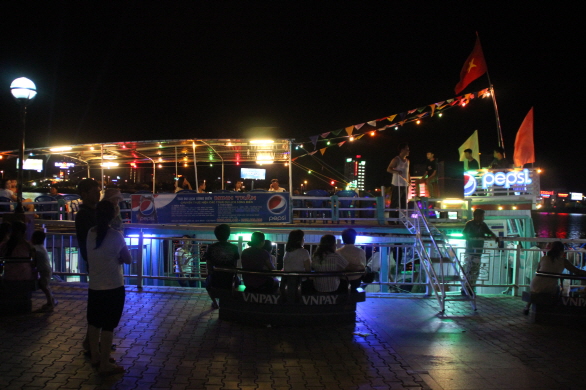 강변에서 밤 문화를 즐기는 사람들