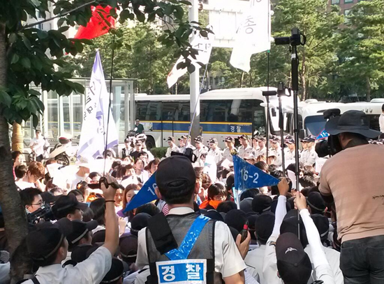 김영곤 교수에게 강의 배정을 하지 않은 것과 본관 앞 농성텐트 철거에 항의하는 뜻으로 고려대생들은 지난 4월 18일 교내 행진을 했다. 
