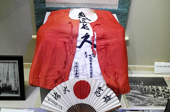  일제가 조선 여성들을 동원하여 만든 일본군 위문품. 
