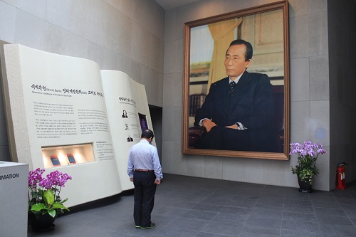 전시실 입구에 걸려있는 박정희 전 대통령의 사진. 사진 앞에서 오랜시간 묵념을 하는 시민을 볼 수 있었다.