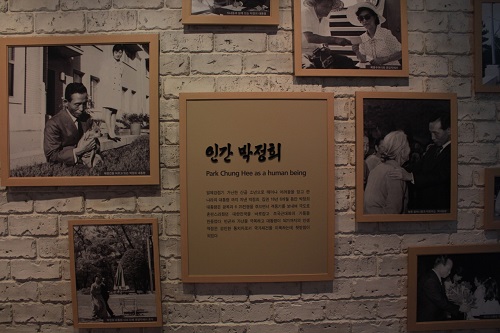 '인간 박정희' 전시관 벽에 걸린 사진들.