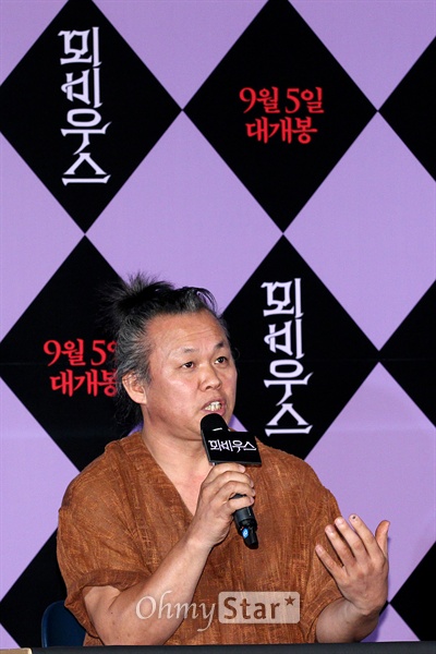   30일 오후 서울 왕십리CGV에서 열린 영화 <뫼비우스> 시사회에서 김기덕 감독이 기자들의 질문에 답하고 있다.