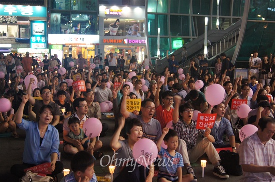 구미역 앞에서 30일 오후 열린 국정원 정치개입 규탄 촛불문화제에서 참가자들이 국정원 규탄 구호를 외치고 있다.