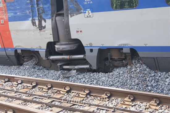 대구역에서 31일 오전 열차 추돌로 KTX열차가 탈선한 모습.